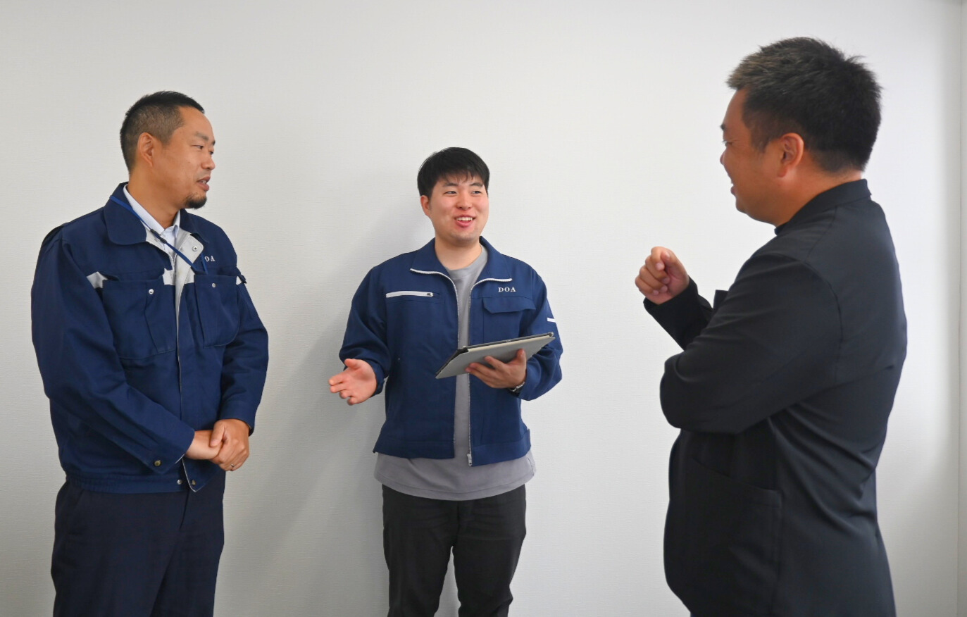 談笑する社員たち